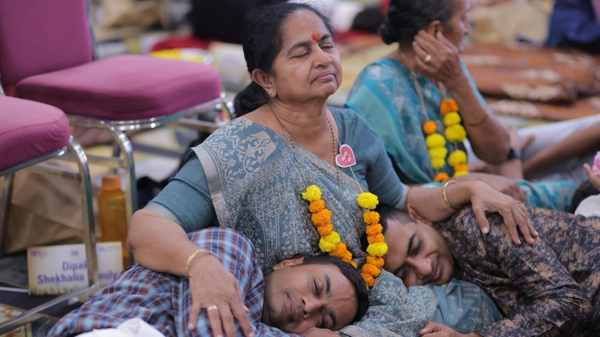 Entrepreneurs unite to honor parents in Surat